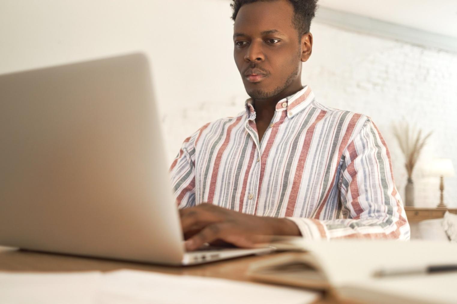 Analyse colorimétrique détaillée sur moniteur professionnel